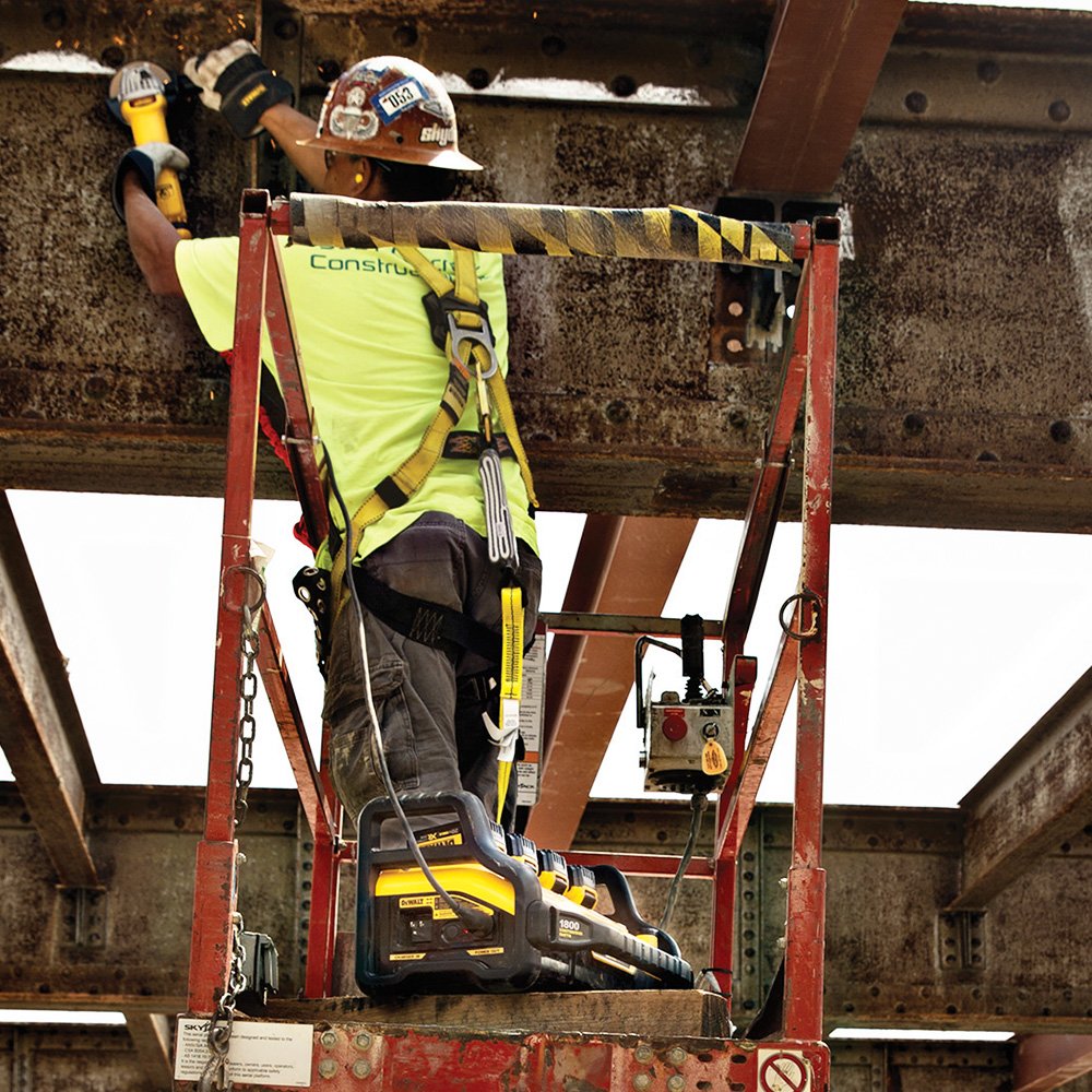 dewalt-dcb1800m3t1-portable-power-station-with-3-4-0-ah-1-6-0-ah-batteries image 7