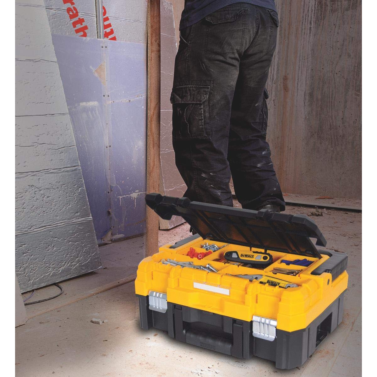 dewalt-tstak-tool-organizer-with-removable-compartments-and-clear-lid-dwst17805 image 4