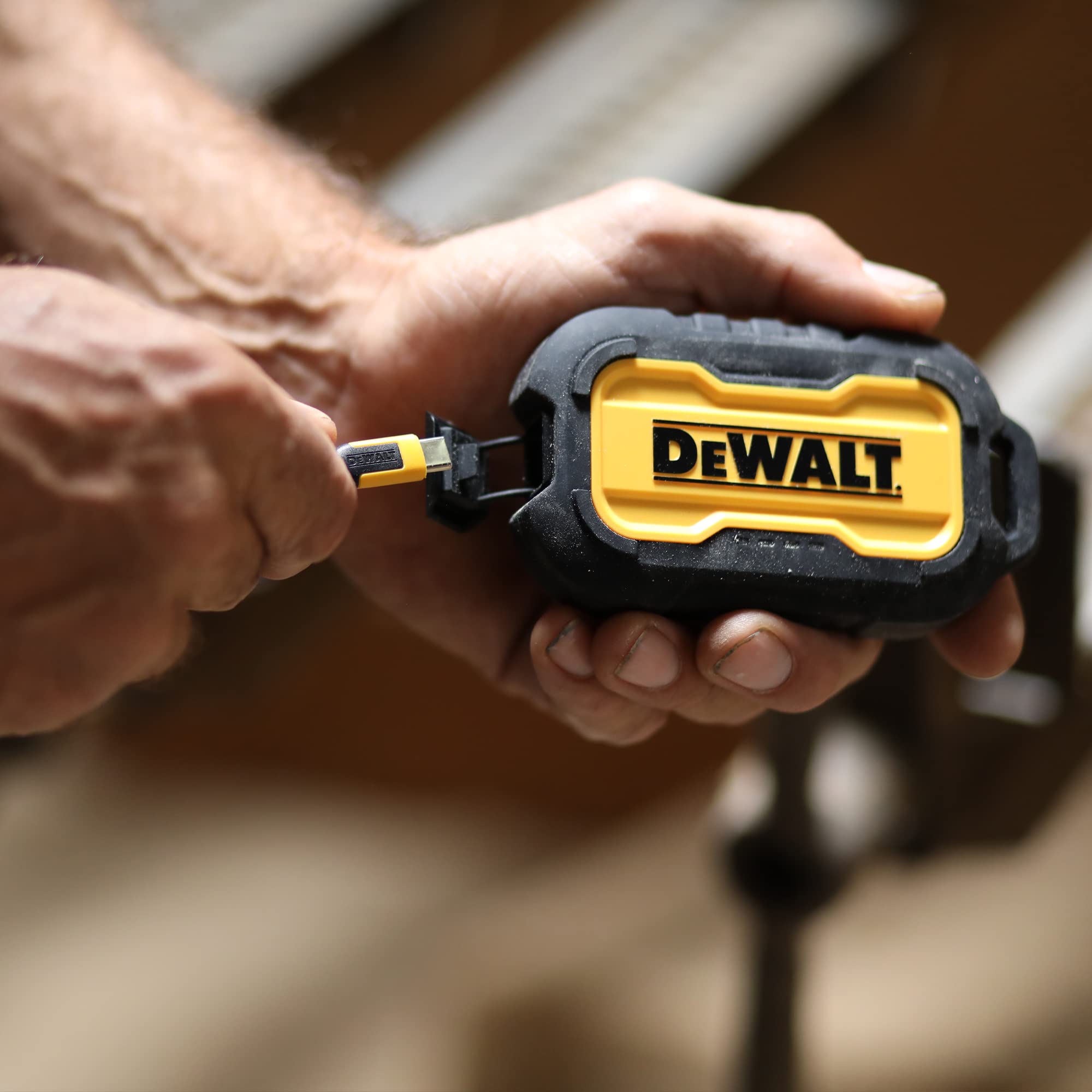 dewalt-heavy-duty-10-000-mah-power-bank-with-usb-c-pd image 8