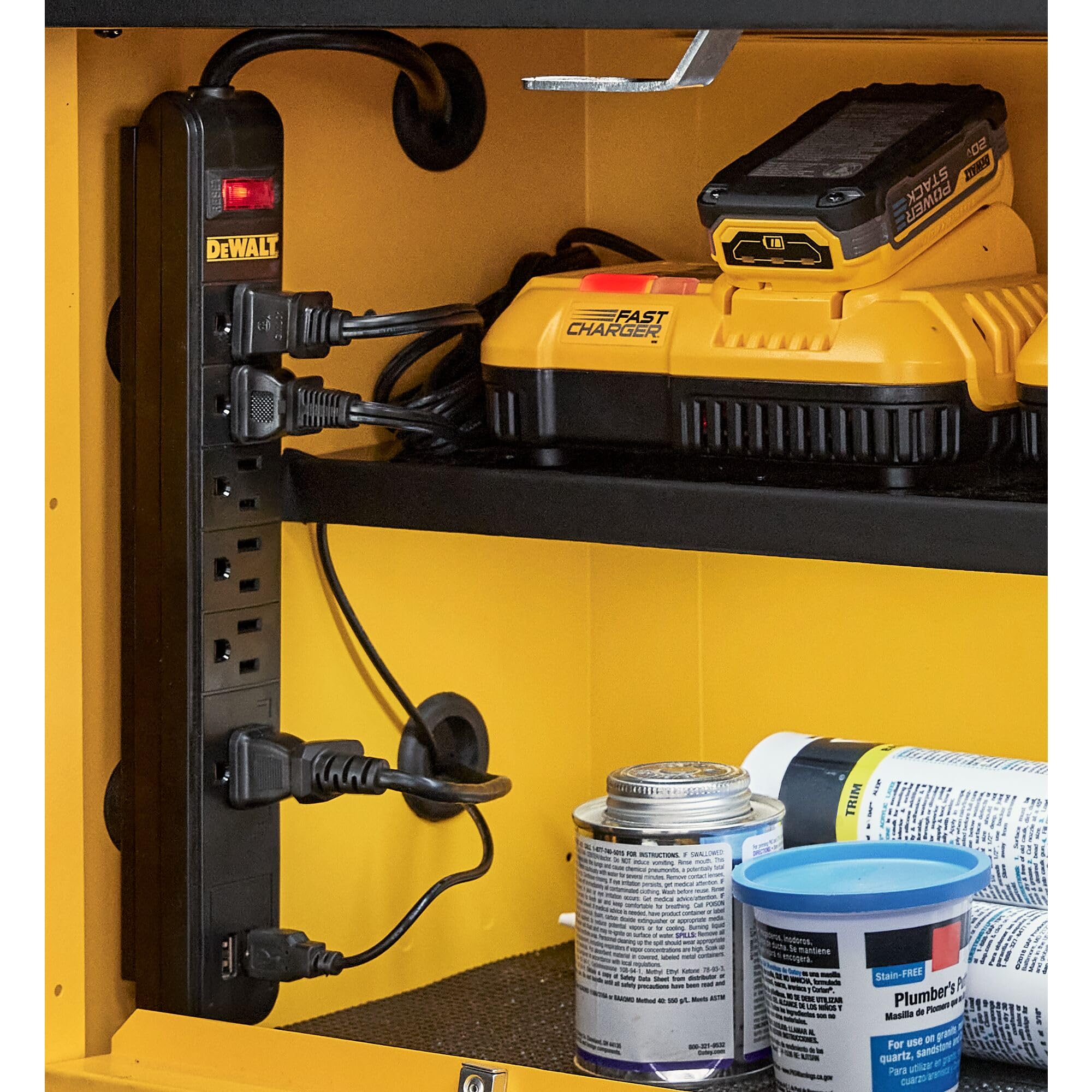 dewalt-dwst82693-magnetic-power-strip-with-6-outlets-and-2-usb-ports image 7