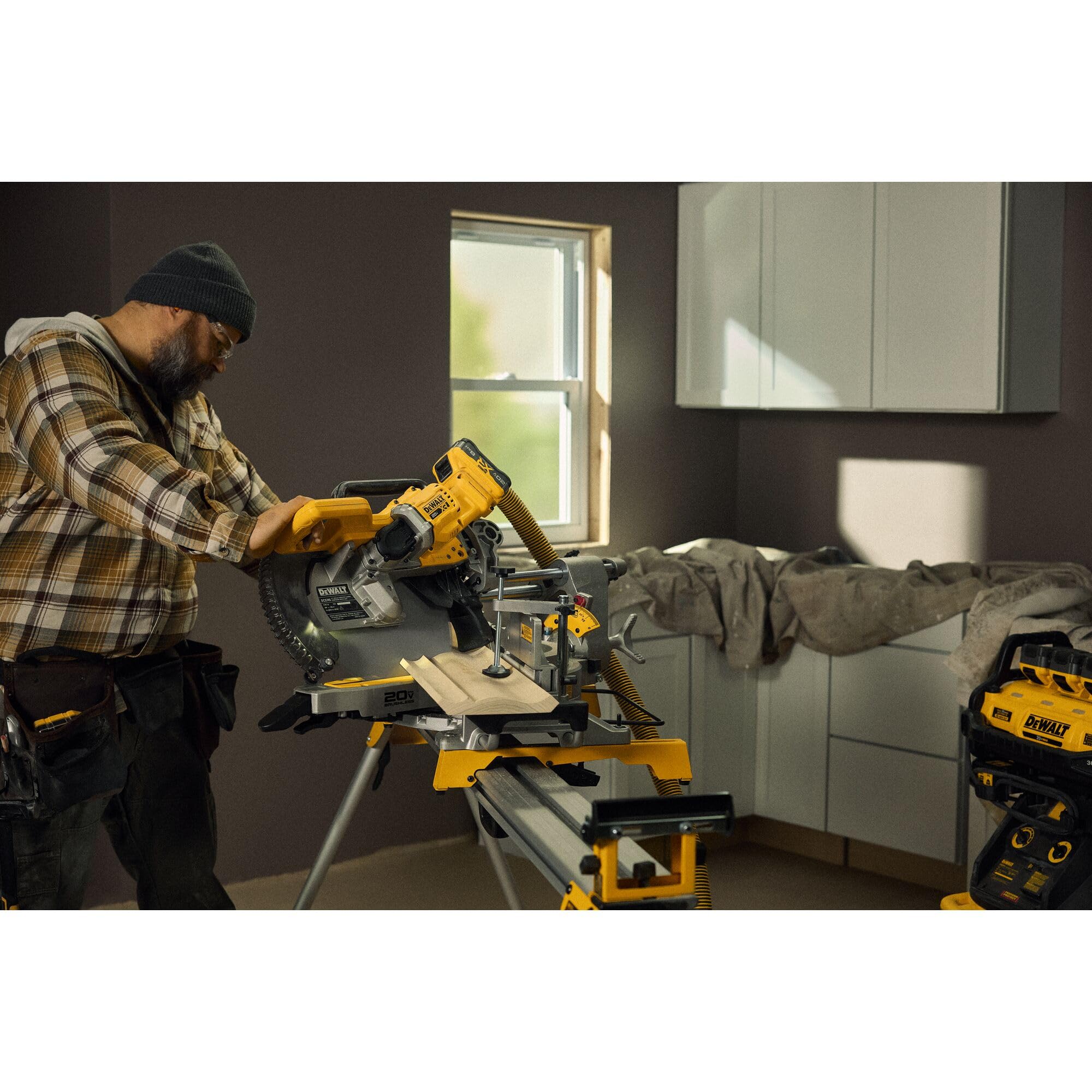 dewalt-dcs785ww1-20v-max-xr-12-in-double-bevel-sliding-miter-saw-kit image 8