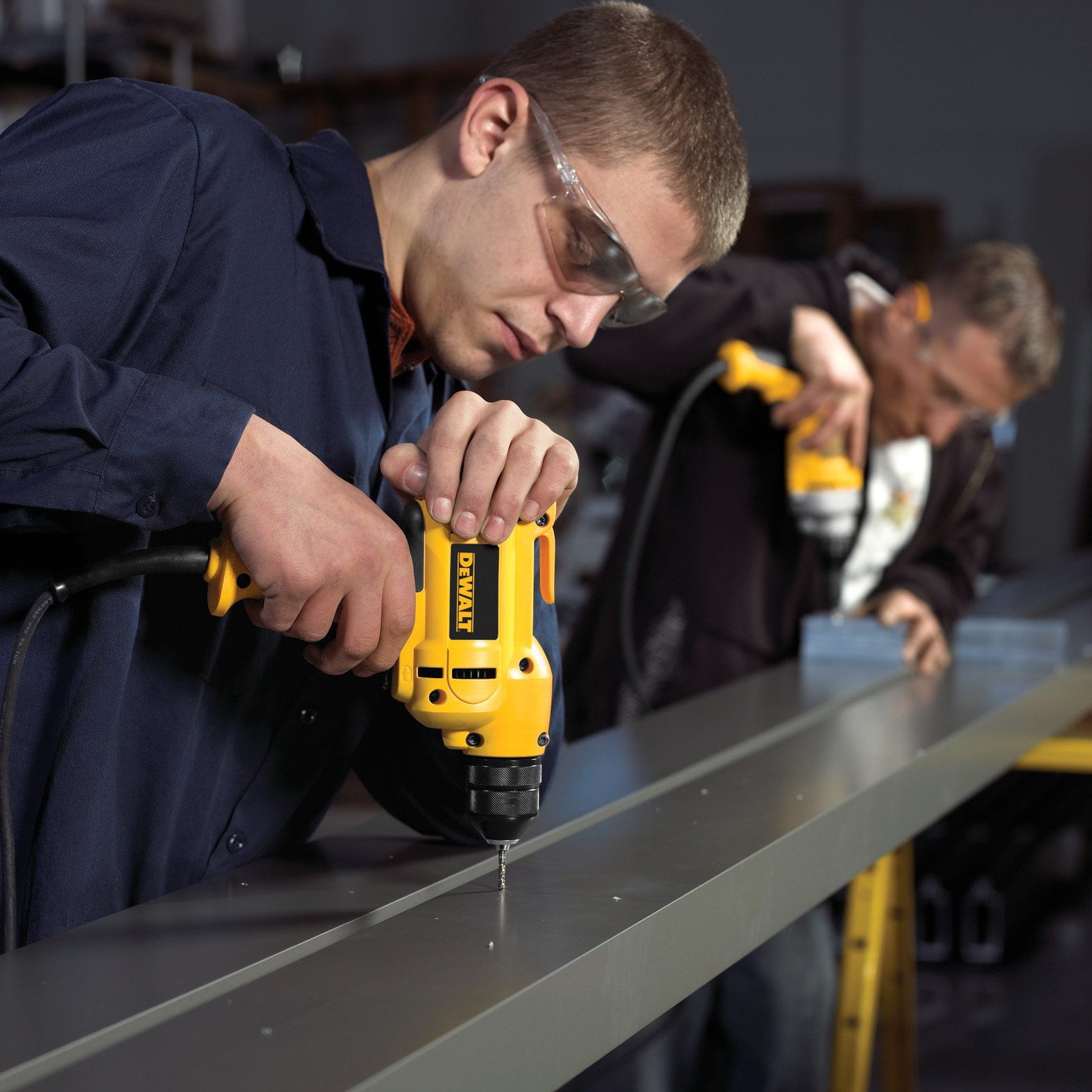 dewalt-dwd115k-3-8-inch-8-amp-variable-speed-corded-drill image 3