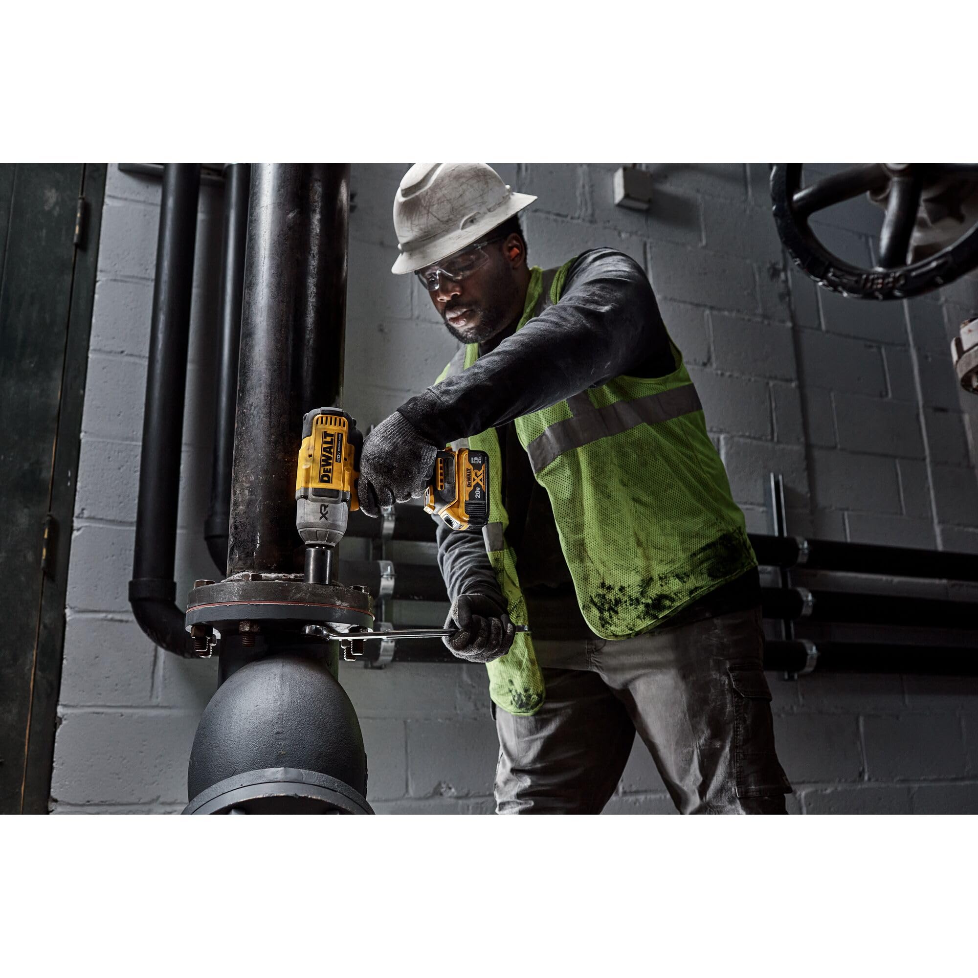 dewalt-dcf900p1-20v-max-xr-1-2-inch-high-torque-impact-wrench-kit-with-battery-c image 5