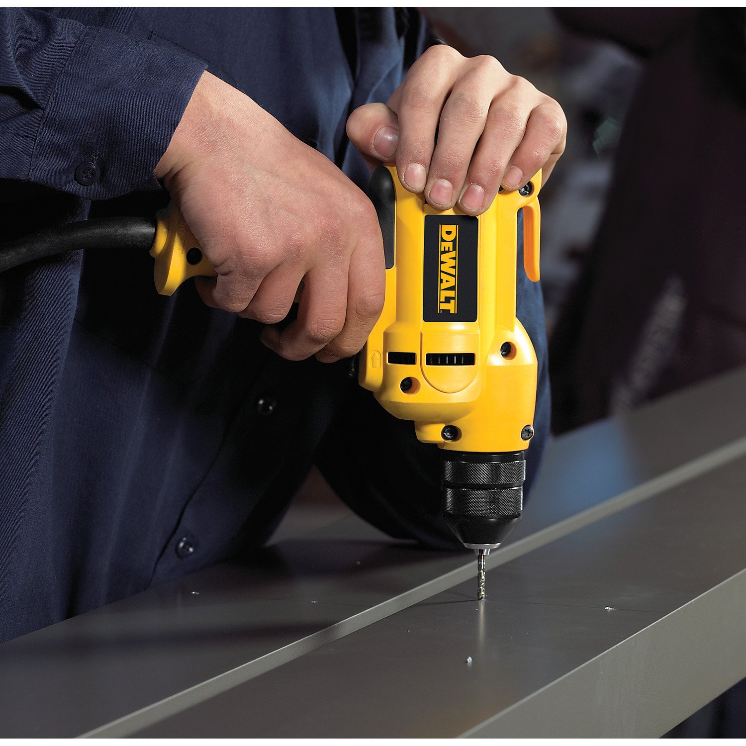 dewalt-dwd115k-3-8-inch-8-amp-variable-speed-corded-drill image 2