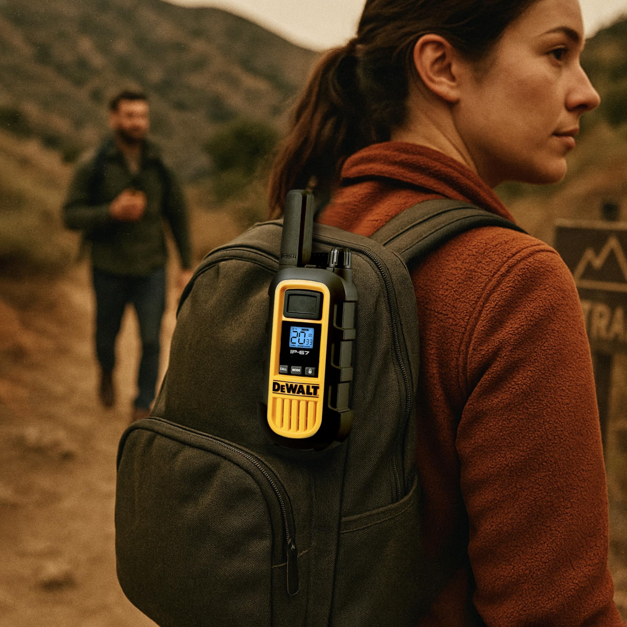 dewalt-dxfrs800-walkie-talkies-2-pack-2w-ip67-waterproof image 6