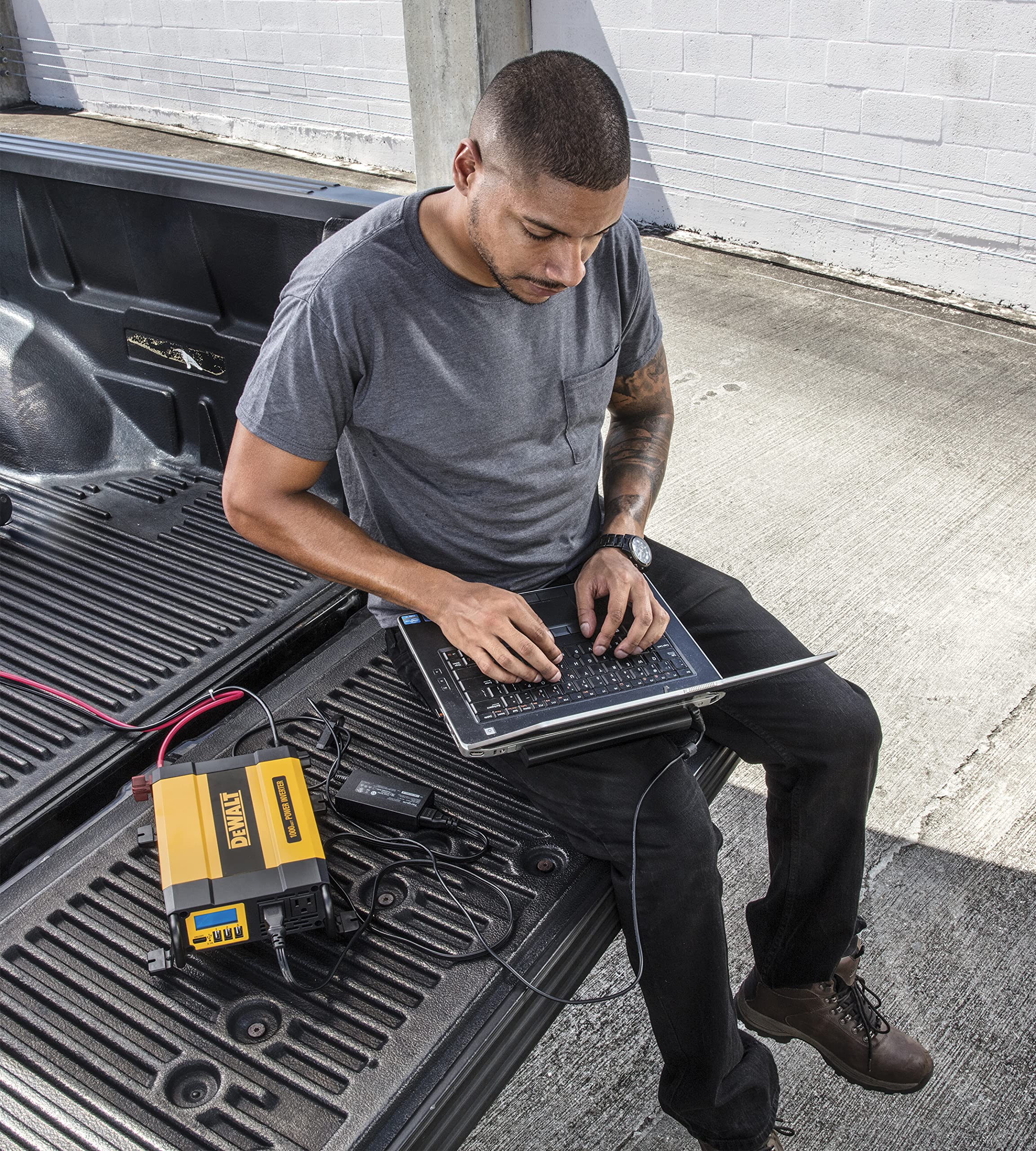 dewalt-dxaepi1000-1000w-power-inverter-with-lcd-and-dual-ac-outlets image 7
